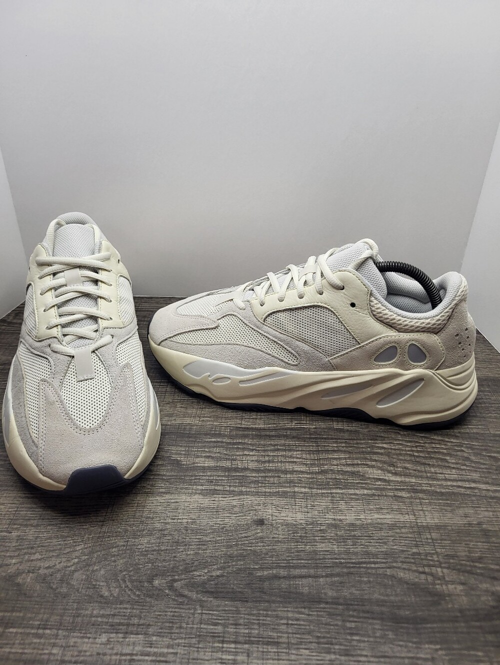 Adidas YEEZY Boost 700 EG7596 White Grey Analog Sneakers Shoes Mens Size 10.5